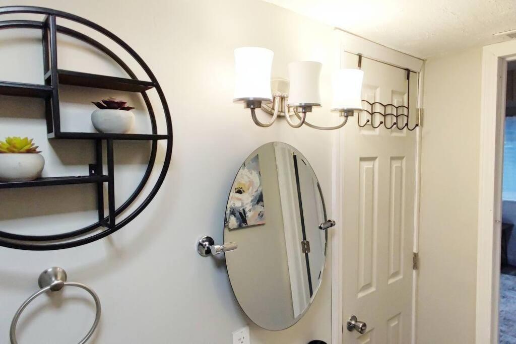 Spacious Suite Close To Downtown Indy/ King Bed อินเดียนาโพลิส ภายนอก รูปภาพ