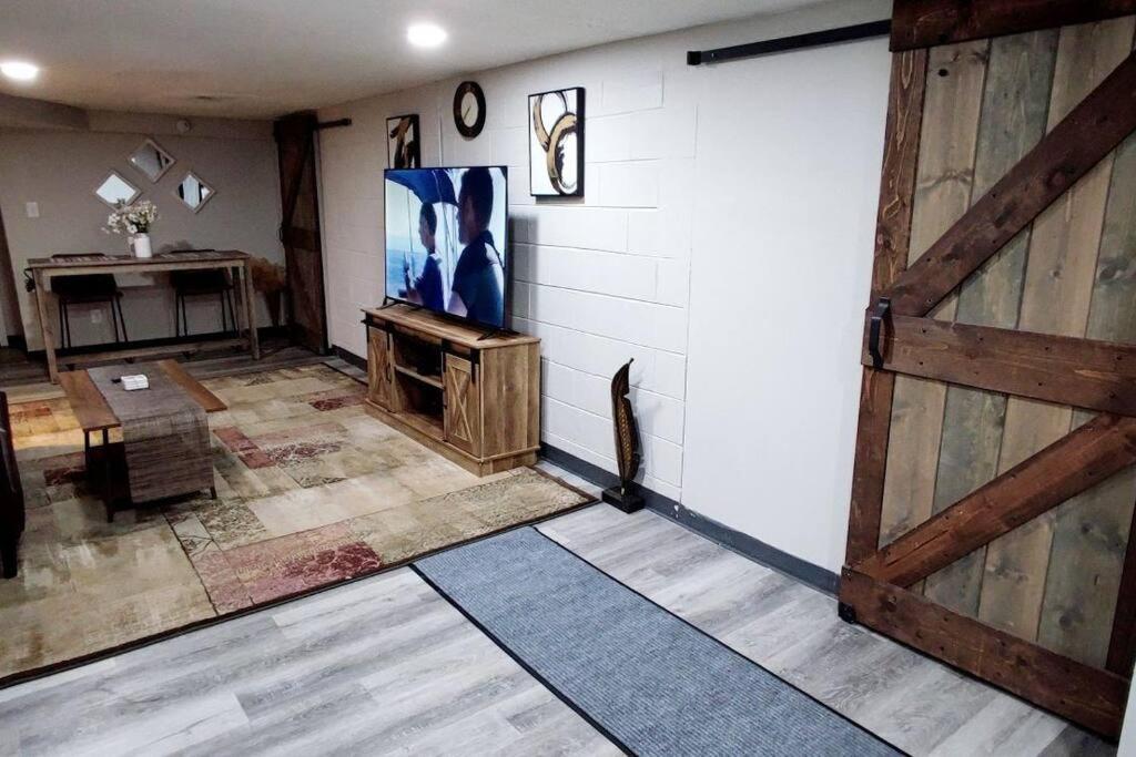 Spacious Suite Close To Downtown Indy/ King Bed อินเดียนาโพลิส ภายนอก รูปภาพ