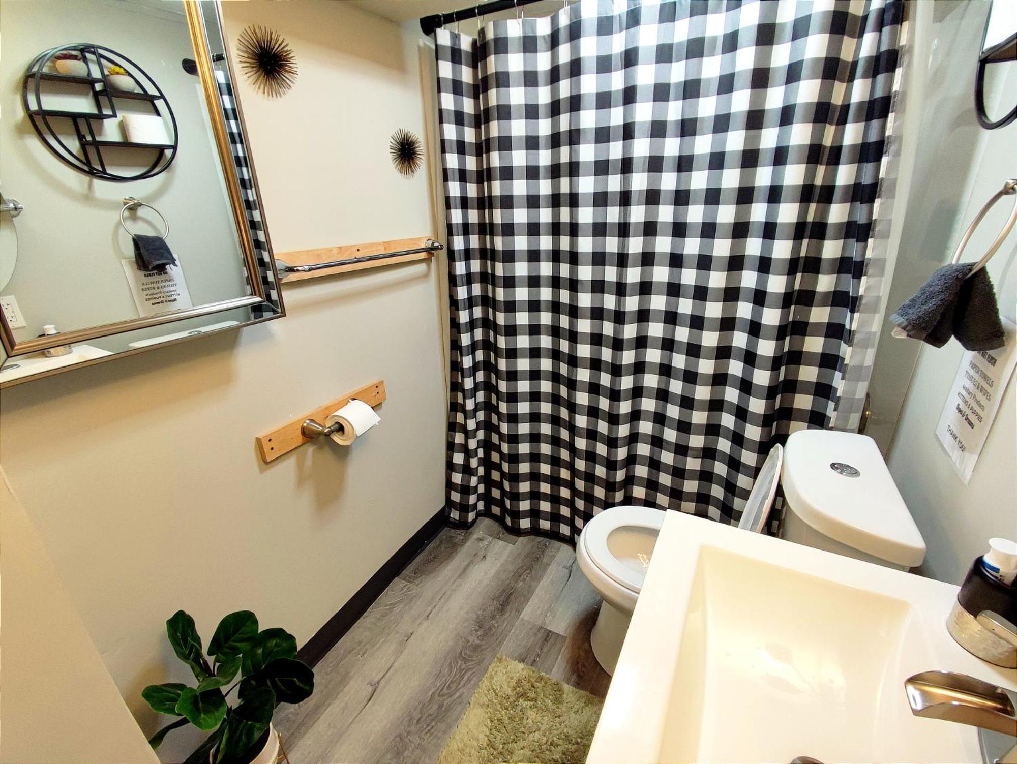 Spacious Suite Close To Downtown Indy/ King Bed อินเดียนาโพลิส ภายนอก รูปภาพ